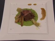 Kalbsfilet an Erbsenmoussline mit Steinpilzen und Artischocken - Rezept