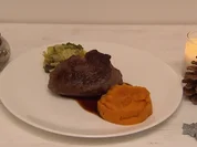 Rinderfilet an Wirsing und Kürbispüree mit Rotweinsoße - Rezept