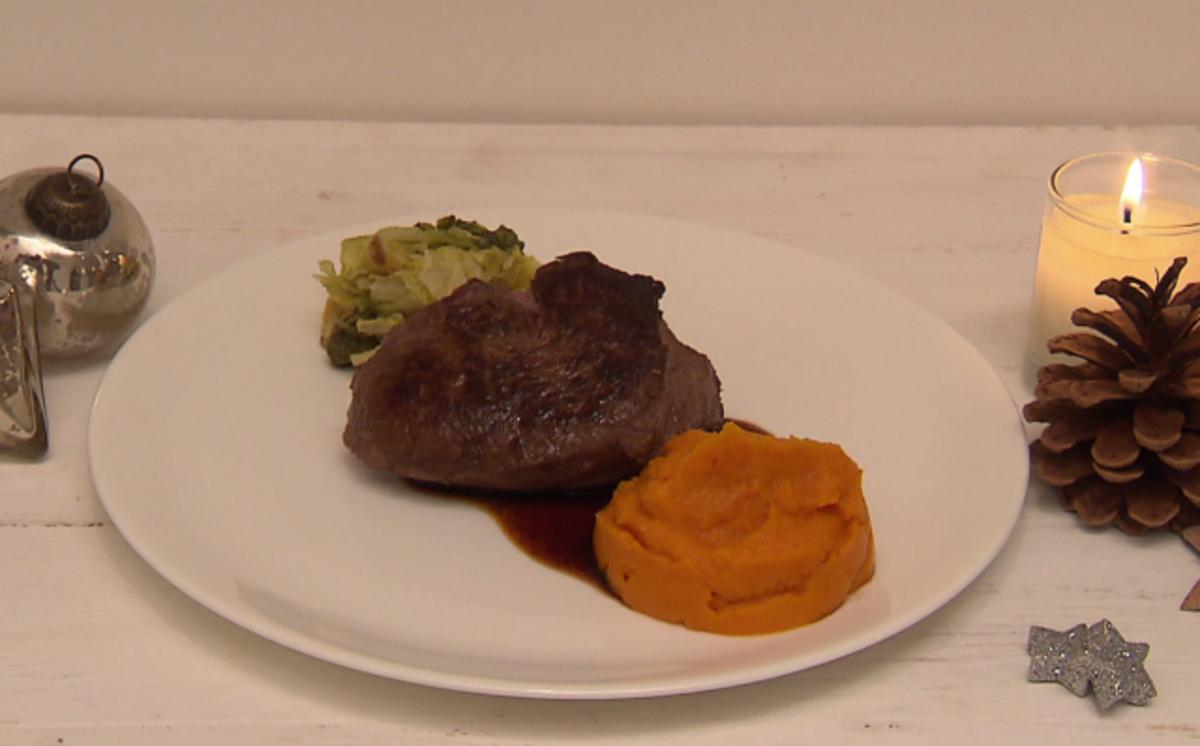 Bilder für Rinderfilet an Wirsing und Kürbispüree mit Rotweinsoße - Rezept