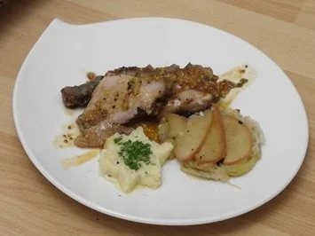Saftiger Schweinsbraten mit "Senfkruste" und Apfel-Porree-Gemüse - Rezept
