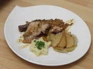 Saftiger Schweinsbraten mit "Senfkruste" und Apfel-Porree-Gemüse - Rezept