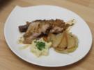 Saftiger Schweinsbraten mit "Senfkruste" und Apfel-Porree-Gemüse - Rezept