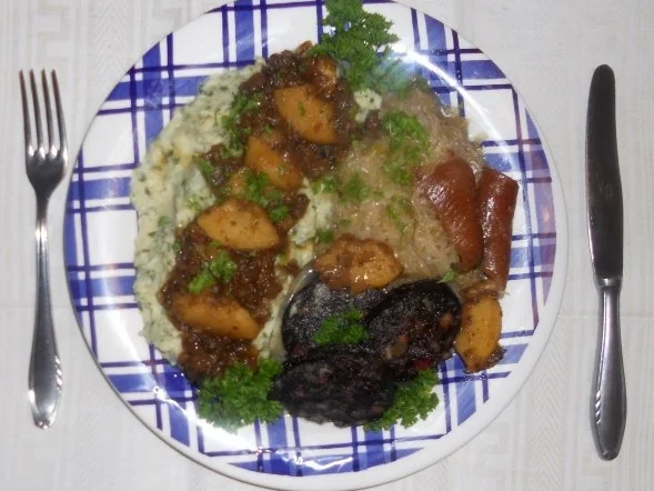 Flönz, oder -  "Jebrat´ne Rotworscht mit Bollen - Appeltitsche".  (Rzpt. um 1950) - Rezept