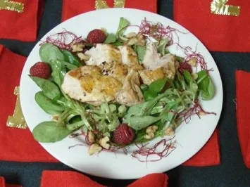 Perlhuhnbrust mit Vogerlsalat auf Himbeerdressing - Rezept