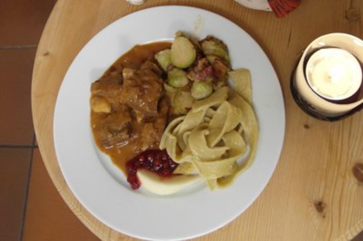 Bilder für Wildschweinragout mit Rosenkohl und Bandnudeln - Rezept