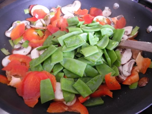 Kunter-Bunte Gemüsepfanne mit Dinkel-Penne - Rezept - Bild Nr. 7