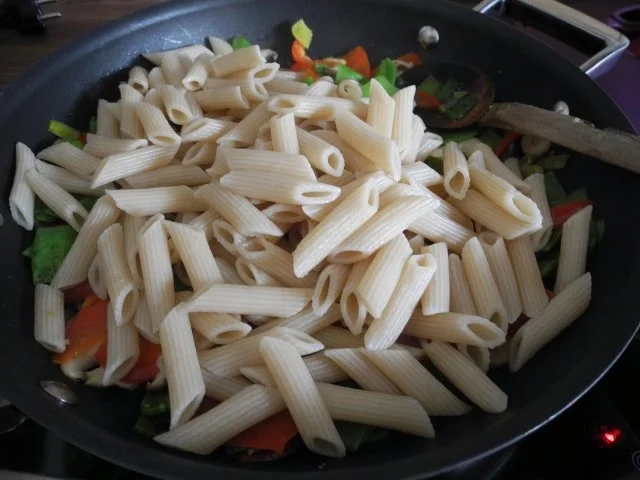 Kunter-Bunte Gemüsepfanne mit Dinkel-Penne - Rezept - Bild Nr. 8
