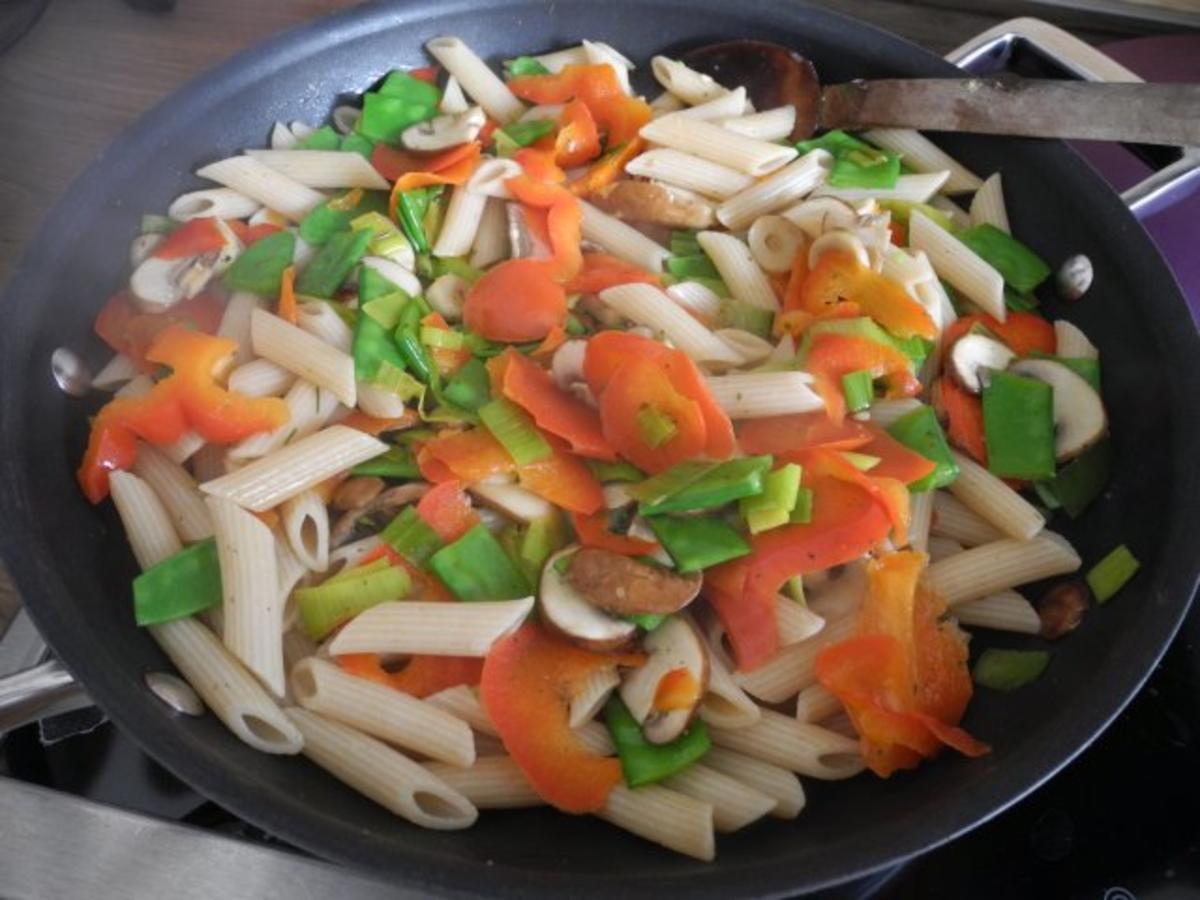 Bilder für Kunter-Bunte Gemüsepfanne mit Dinkel-Penne - Rezept