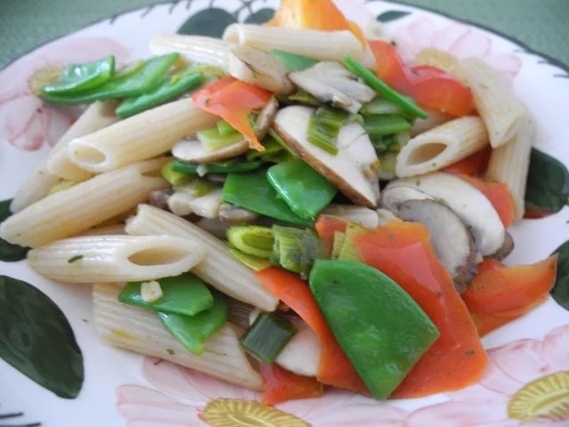 Kunter-Bunte Gemüsepfanne mit Dinkel-Penne - Rezept - Bild Nr. 3