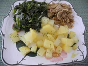 Kartoffelwürfel an Zwiebel-Grünkohl mit Soja-Gyros - Rezept