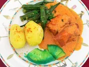 Karibische Paradies-Röllchen in Salsa roja mit Okraschoten an Curaçao-Ananas - Rezept