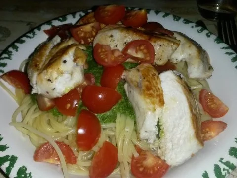 Pesto-Spaghetti mit Hänchenstreifen & Cocktailtomaten - Rezept