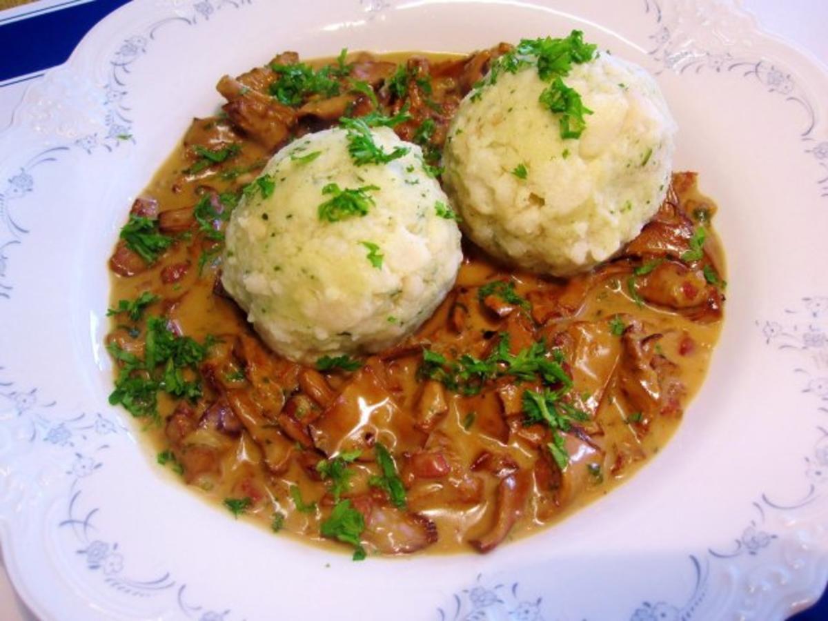 Bilder für Semmelknödel mit Rahm-Pfifferlingen - Rezept