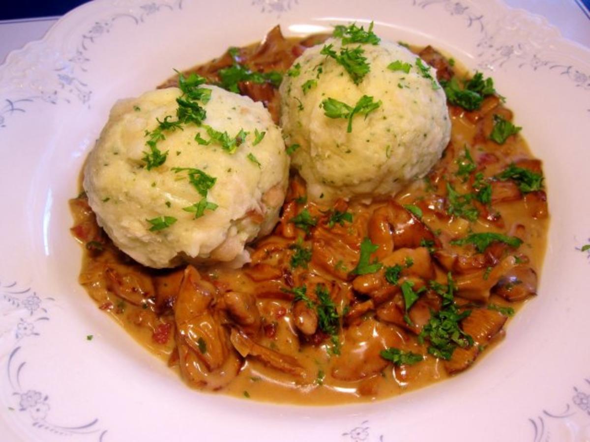 Semmelknödel mit Rahm-Pfifferlingen - Rezept - Bild Nr. 5