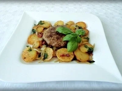 Rezept: Deftige Bratkartoffeln mit Hacksteaks Bild Nr. 2 Deftige Bratkartoffeln mit Hacksteaks - Rezept - Bild Nr. 2