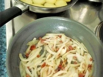 Rezept: Deftige Bratkartoffeln mit Hacksteaks Bild Nr. 9 Deftige Bratkartoffeln mit Hacksteaks - Rezept - Bild Nr. 9