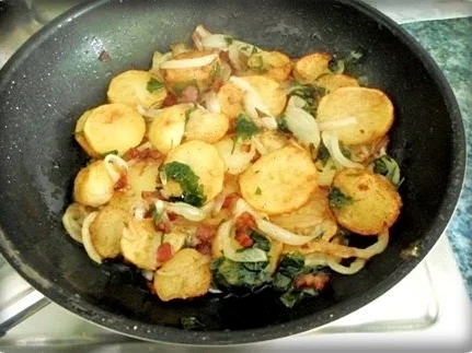 Rezept: Deftige Bratkartoffeln mit Hacksteaks Bild Nr. 10 Deftige Bratkartoffeln mit Hacksteaks - Rezept - Bild Nr. 10