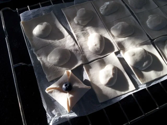 Rezept: Mini Topfengolatschen mit einer Heidelbeer-Topfenfülle Bild Nr. 4 Mini Topfengolatschen mit einer Heidelbeer-Topfenfülle - Rezept - Bild Nr. 4