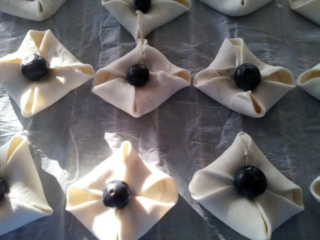 Rezept: Mini Topfengolatschen mit einer Heidelbeer-Topfenfülle Bild Nr. 5 Mini Topfengolatschen mit einer Heidelbeer-Topfenfülle - Rezept - Bild Nr. 5