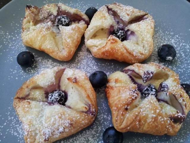 Rezept: Mini Topfengolatschen mit einer Heidelbeer-Topfenfülle Bild Nr. 3 Mini Topfengolatschen mit einer Heidelbeer-Topfenfülle - Rezept - Bild Nr. 3