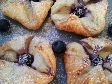 Rezept: Mini Topfengolatschen mit einer Heidelbeer-Topfenfülle Bild Nr. 8 Mini Topfengolatschen mit einer Heidelbeer-Topfenfülle - Rezept - Bild Nr. 8