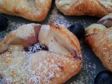 Rezept: Mini Topfengolatschen mit einer Heidelbeer-Topfenfülle Bild Nr. 2 Mini Topfengolatschen mit einer Heidelbeer-Topfenfülle - Rezept - Bild Nr. 2