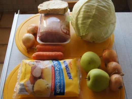 Schweinekrustenbraten mit Bayrisch-Kraut und Kartoffel-Speck-Knödel - Rezept - Bild Nr. 2