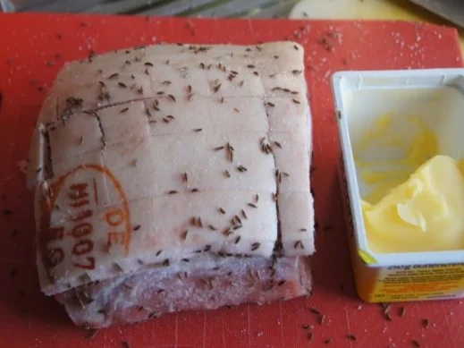 Schweinekrustenbraten mit Bayrisch-Kraut und Kartoffel-Speck-Knödel - Rezept - Bild Nr. 4