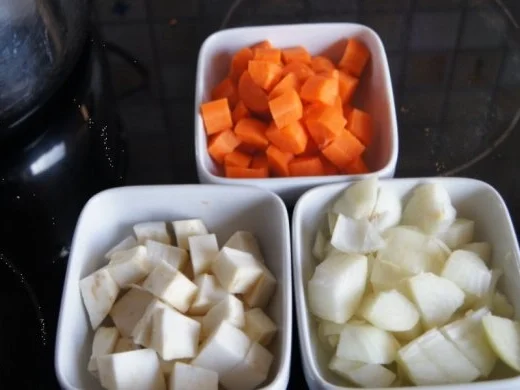 Schweinekrustenbraten mit Bayrisch-Kraut und Kartoffel-Speck-Knödel - Rezept - Bild Nr. 3