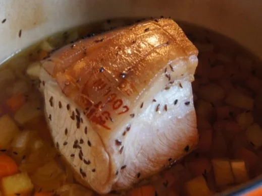 Schweinekrustenbraten mit Bayrisch-Kraut und Kartoffel-Speck-Knödel - Rezept - Bild Nr. 8