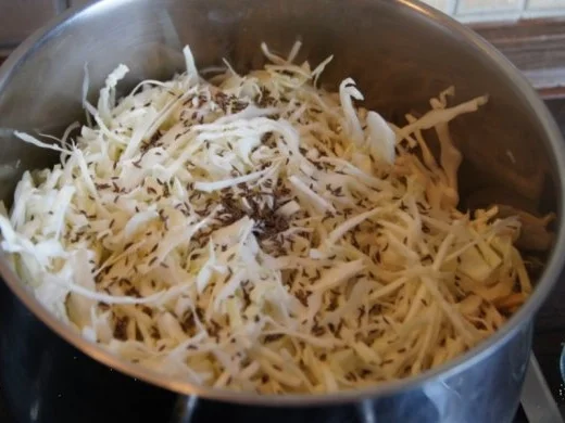 Schweinekrustenbraten mit Bayrisch-Kraut und Kartoffel-Speck-Knödel - Rezept - Bild Nr. 16