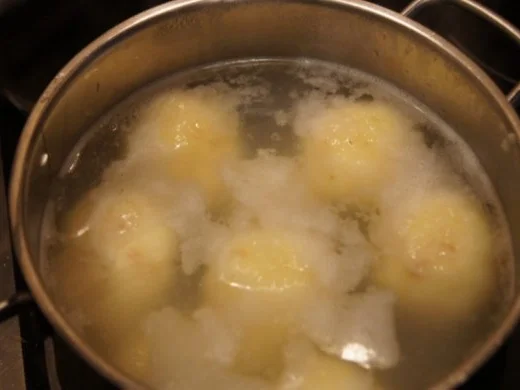 Schweinekrustenbraten mit Bayrisch-Kraut und Kartoffel-Speck-Knödel - Rezept - Bild Nr. 25