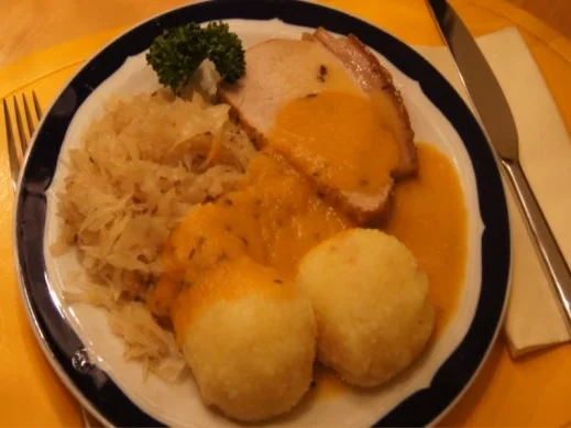 Schweinekrustenbraten mit Bayrisch-Kraut und Kartoffel-Speck-Knödel - Rezept