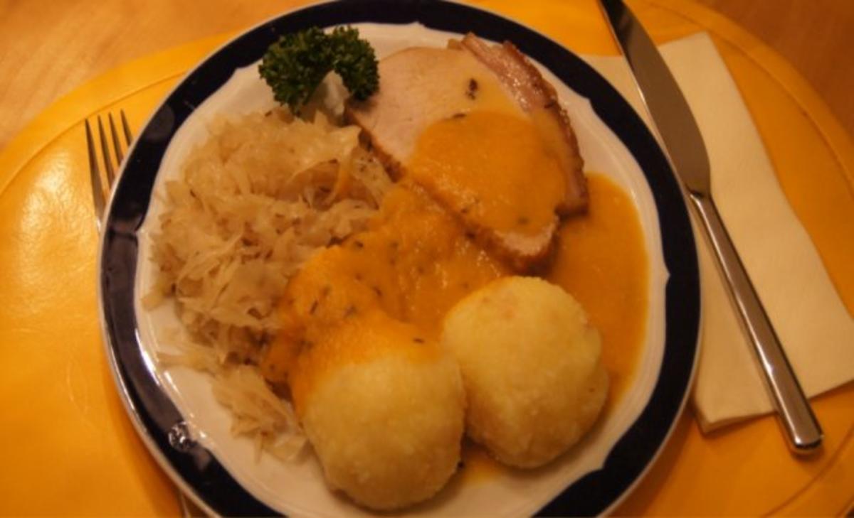 Schweinekrustenbraten mit Bayrisch-Kraut und Kartoffel-Speck-Knödel ...