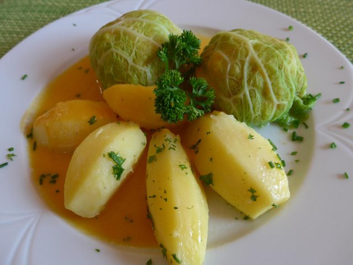 Wirsingkohl-Rouladen mit Salzkartoffeln und Kürbissoße