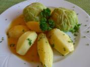 Wirsingkohl - Rouladen mit Salzkartoffeln und Kürbissoße - Rezept