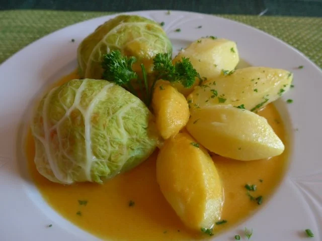 Rezept: Wirsingkohl - Rouladen mit Salzkartoffeln und Kürbissoße Bild Nr. 2 Wirsingkohl - Rouladen mit Salzkartoffeln und Kürbissoße - Rezept - Bild Nr. 2