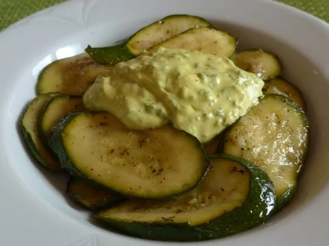 In Zwiebeln angelassene Zucchinischeiben mit Oleolux* und Budwig-Dip - Rezept