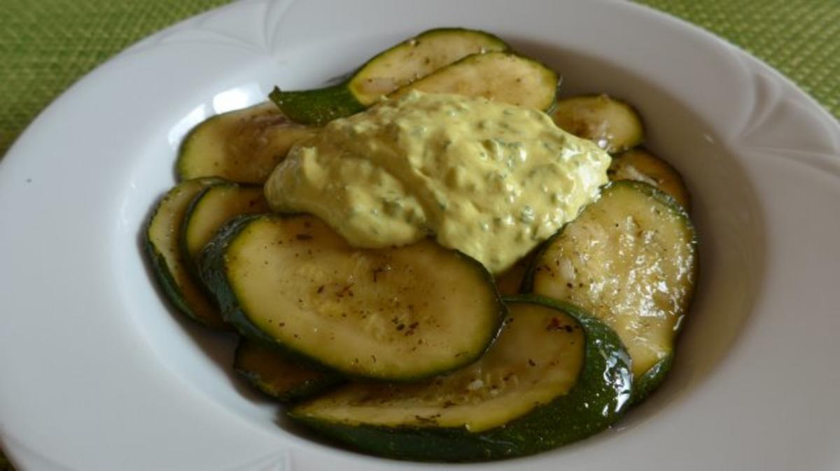 Bilder für In Zwiebeln angelassene Zucchinischeiben mit Oleolux* und Budwig-Dip - Rezept