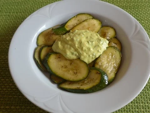 In Zwiebeln angelassene Zucchinischeiben mit Oleolux* und Budwig-Dip - Rezept - Bild Nr. 2