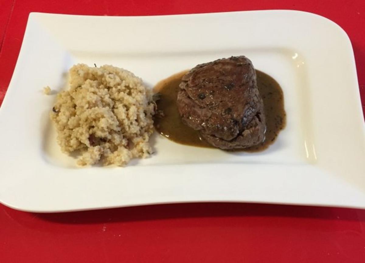 Kochen: Rinderfilet mit Blütencouscous und Café de Paris Soße - Rezept