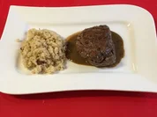 Kochen: Rinderfilet mit Blütencouscous und Café de Paris Soße - Rezept