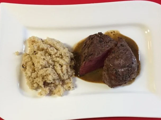 Kochen: Rinderfilet mit Blütencouscous und Café de Paris Soße - Rezept - Bild Nr. 2