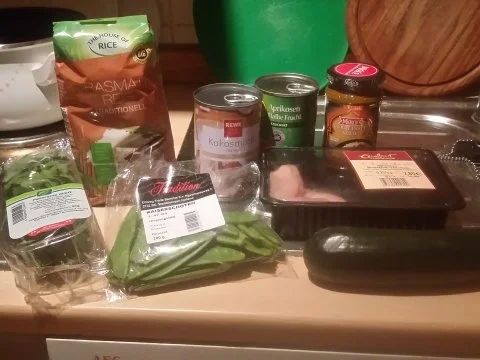 Rezept: Hähnchenkokoscurry mit Basmatireis Hähnchenkokoscurry mit Basmatireis - Rezept