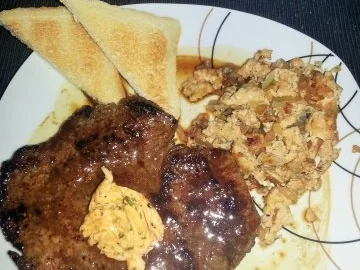 Rezept: Steak mit Kräuterbutter und Rührei Steak mit Kräuterbutter und Rührei - Rezept