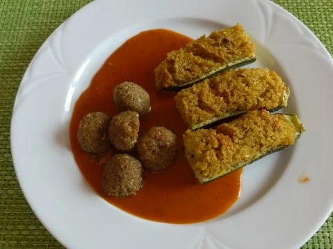 Gefüllte Zucchini - Schiffchen an Tomaten - Kürbis - Soße dazu Grünkernbällchen - Rezept - Bild Nr. 2