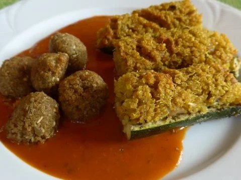 Gefüllte Zucchini - Schiffchen an Tomaten - Kürbis - Soße dazu Grünkernbällchen - Rezept