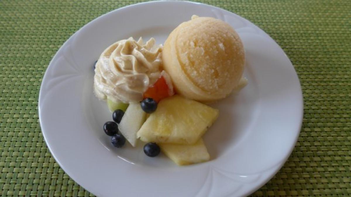 Geeiste Melone an Obst und Quark nach Budwig Rezept kochbar.de