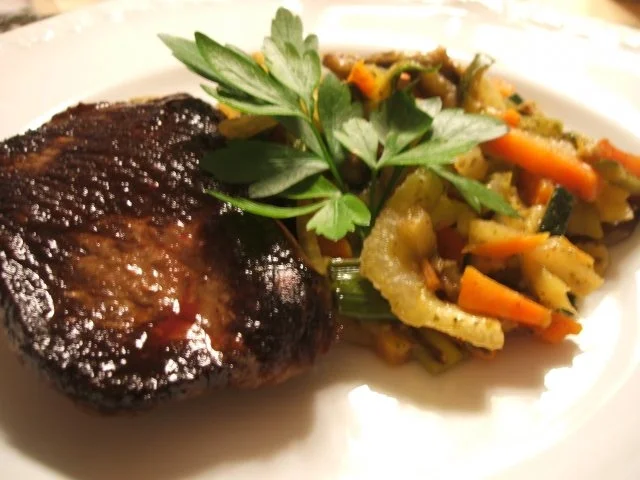 Geflügel: Straußensteaks mit buntem Gemüse aus dem Wok - Rezept