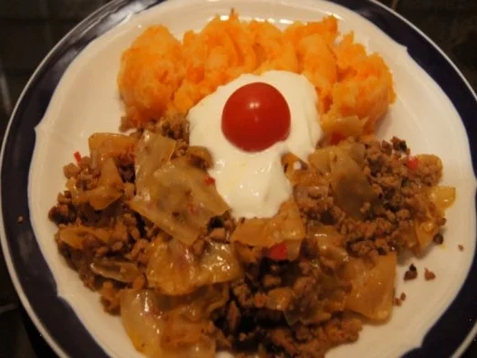 Weißkohl geschmort mit Mett und Möhren-Kartoffelstampf - Rezept